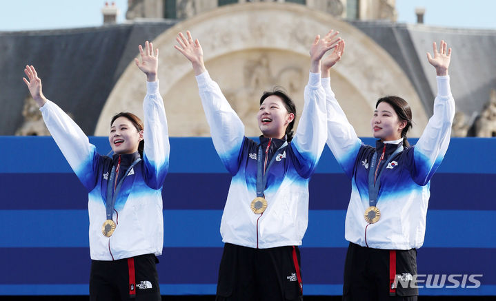 [파리=뉴시스] 김진아 기자 = 전훈영(왼쪽부터), 임시현, 남수현이 지난달 28일(현지시각) 프랑스 파리 레쟁발리드에서 열린 파리 올림픽 양궁 여자 단체전 시상식에서 금메달을 목에 걸고 밝게 웃고 있다. 2024.07.29. bluesoda@newsis.com