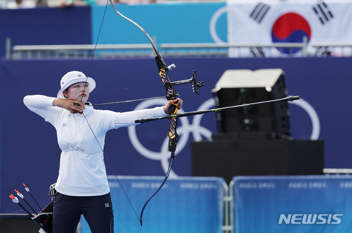 [파리=뉴시스] 김진아 기자 = 임시현이 28일(현지시각) 프랑스 파리 레쟁발리드에서 열린 파리올림픽 양궁 여자 단체전 준결승 네델란드와의 경기에서 활을 쏘고 있다. 2024.07.29. bluesoda@newsis.com