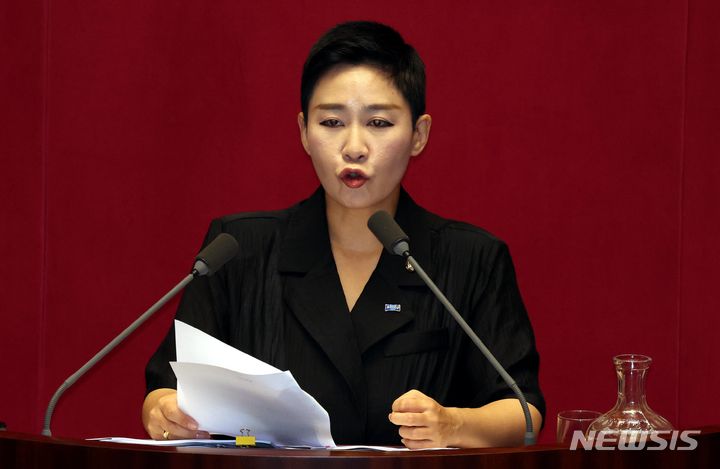 [서울=뉴시스] 조성봉 기자 = 김재원 조국혁신당 의원이 대표 발의한 '저작권법 일부개정법률안'과 '스포츠산업 진흥법 일부개정법률안'이 31일 국회 본회의를 통과했다. 사진은 김 의원. 2026.03.31. suncho21@newsis.com