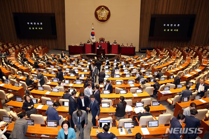 [서울=뉴시스] 조성봉 기자 = 29일 오전 서울 여의도 국회에서 열린 제416회 국회(임시회) 제1차 본회의에서 한국교육방송공사법 일부개정법률안에 대한 김용태 국민의힘 의원의 필리버스터(무제한토론)이 시작되자 야당의원들이 자리에서 일어나 밖으로 나가고 있다. 2024.07.29. suncho21@newsis.com