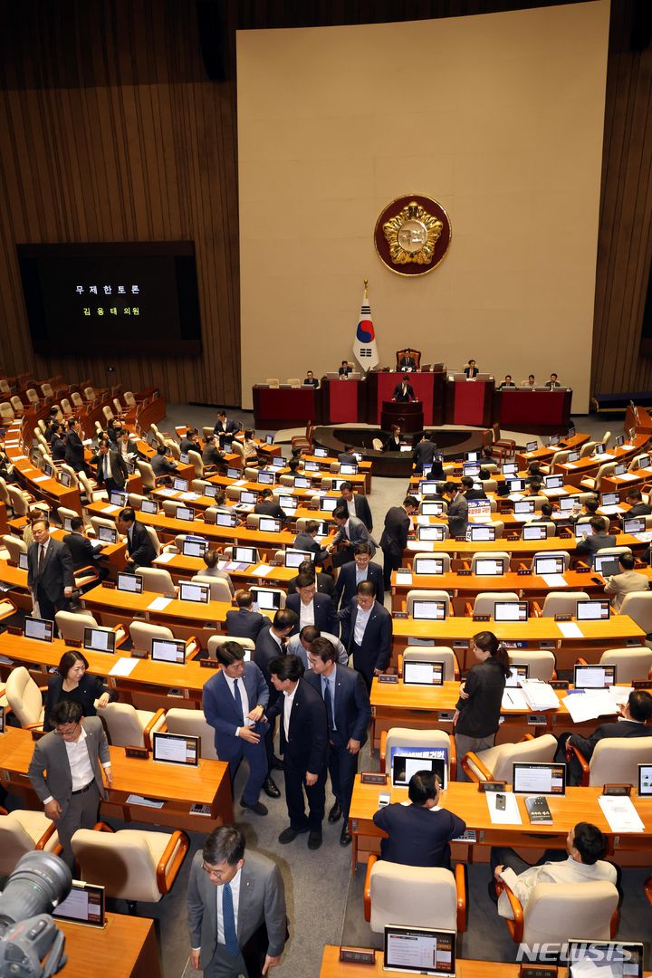 [서울=뉴시스] 조성봉 기자 = 29일 오전 서울 여의도 국회에서 열린 제416회 국회(임시회) 제1차 본회의에서 한국교육방송공사법 일부개정법률안에 대한 김용태 국민의힘 의원의 필리버스터(무제한토론)이 시작되자 야당의원들이 자리에서 일어나 밖으로 나가고 있다. 2024.07.29. suncho21@newsis.com