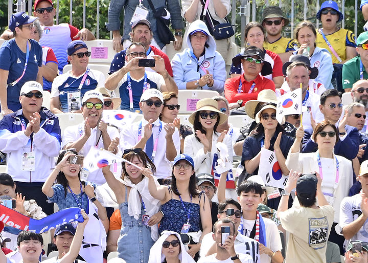 [서울=뉴시스] 김명년 기자 = 정의선 현대차그룹 회장이 28일(현지시간) 프랑스 파리에서 열린 2024 파리 올림픽 양궁 여자 단체전 경기를 찾아 김재열 IOC 위원, 이서현 삼성물산 전략기획담당 사장과 관람석에서 응원하고 있다.(사진=대한양궁협회 제공) 2024.07.29. photo@newsis.com *재판매 및 DB 금지