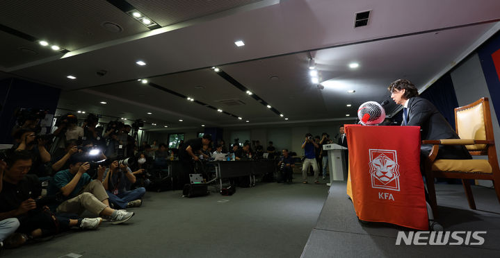 [서울=뉴시스] 홍효식 기자 = 홍명보 축구 국가대표팀 감독이 28일 서울 종로구 축구회관에서 취임 기자회견을 하고 있다. 2024.07.29. yesphoto@newsis.com