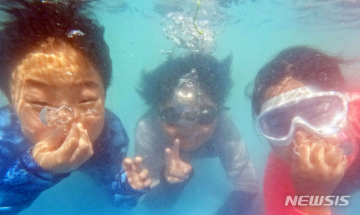 [부산=뉴시스] 하경민 기자 = 지난해 부산 동구청 광장에 조성된 야외 물놀이장 모습. (사진=뉴시스DB)