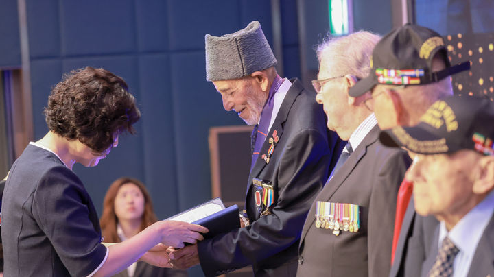 [서울=뉴시스] 김근수 기자 = 강정애 국가보훈부 장관이 29일 오후 서울 송파구 소피텔 엠배서더에서 열린 유엔군 참전의 날을 맞아 방한한 19개국 유엔참전용사 및 유가족 초청행사에서 유엔참전용사들에게 평화의 사도메달을 수여 하고 있다. (사진= 국가보훈부 제공) 2024.07.29. photo@newsis.com *재판매 및 DB 금지