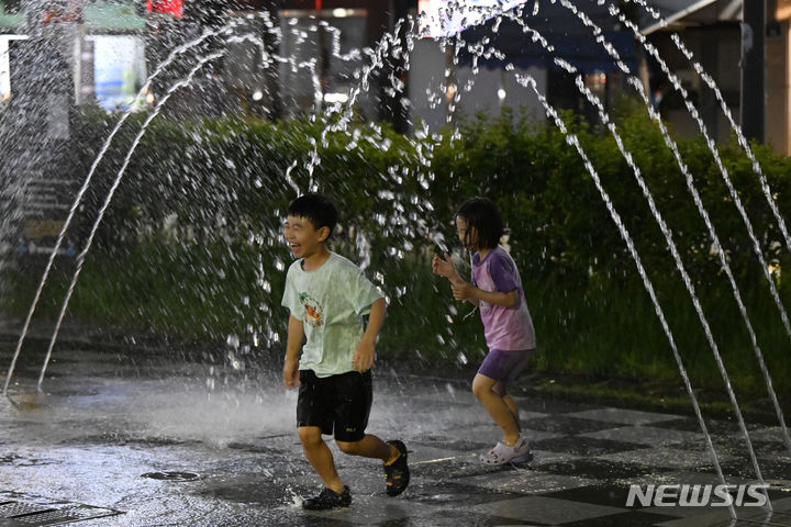 [광주=뉴시스] 박기웅 기자 = 열대야 속 광주 동구 산수동 푸른길공원을 찾은 아이들이 바닥분수에서 물놀이를 하고 있다. (사진=뉴시스DB) 2024.07.29. pboxer@newsis.com