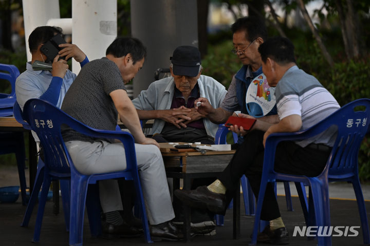 [광주=뉴시스] 박기웅 기자 = 광주·전남에 열대야 현상이 이어지고 있는 29일 오후 광주 동구 산수동 푸른길공원을 찾은 시민들이 장기를 두며 더위를 식히고 있다. 2024.07.29. pboxer@newsis.com