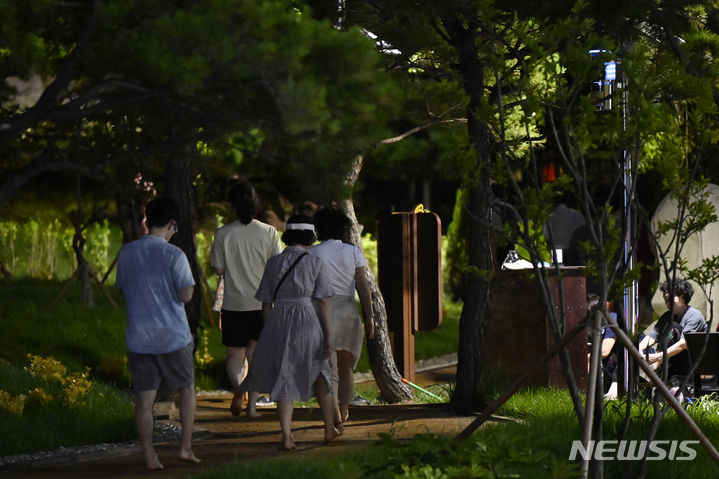 [광주=뉴시스] 박기웅 기자 = 광주·전남에 열대야 현상이 이어지고 있는 29일 오후 광주 동구 산수동 푸른길공원을 찾은 시민들이 맨발산책로를 걷고 있다. 2024.07.29. pboxer@newsis.com