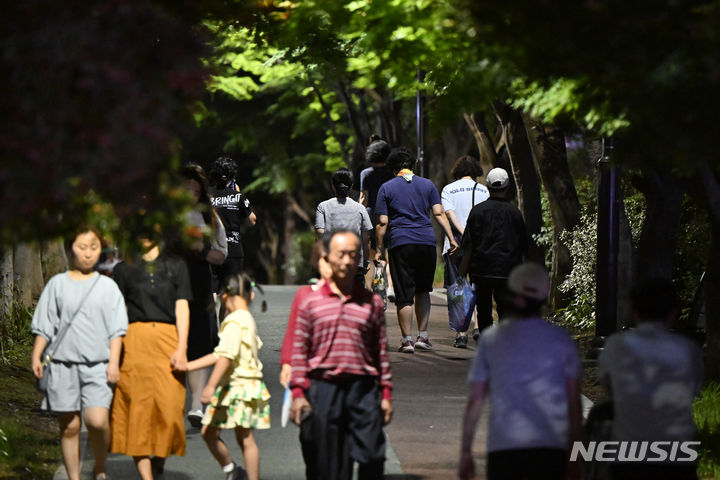 [광주=뉴시스] 박기웅 기자 = 광주·전남에 열대야 현상이 이어지고 있는 29일 오후 광주 동구 산수동 푸른길공원을 찾은 시민들이 산책을 하며 더위를 식히고 있다. 2024.07.29. pboxer@newsis.com