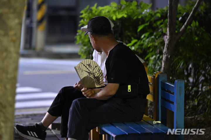 [광주=뉴시스] 박기웅 기자 = 광주·전남에 열대야 현상이 이어지고 있는 29일 오후 광주 동구 산수동 푸른길공원을 찾은 시민들이 벤치에 앉아 더위를 식히고 있다. 2024.07.29. pboxer@newsis.com