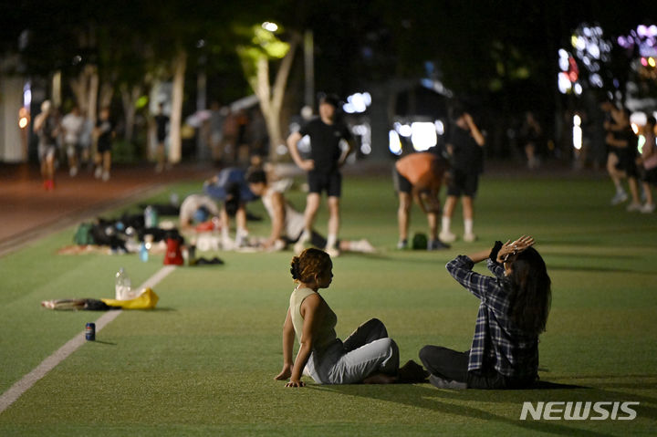 [광주=뉴시스] 박기웅 기자 = 지난달 29일 오후 광주 북구 용봉동 전남대학교 종합운동장을 찾은 시민들이 더위를 식히고 있다. 2024.07.29. pboxer@newsis.com