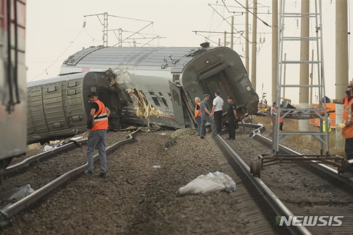 [코텔니코보=AP/뉴시스] 우크라이나가 러시아 시베리아횡단철도를 공격, 북한의 무기 수송을 저지했다고 발표했다. 사진은 지난해 7월 29일(현지 시간) 러시아 볼로그라드주 코텔니코보에서 러시아 철도 직원들이 열차 탈선 사고 현장을 정리하는 모습. (사진=뉴시스DB) 2025.11.16.