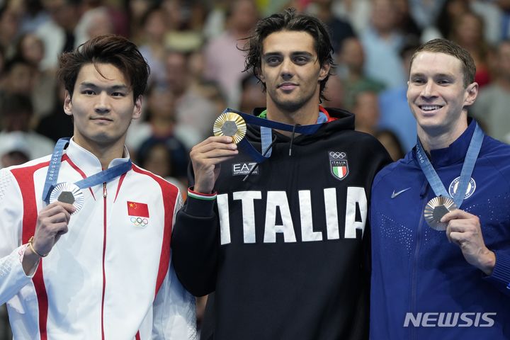 [파리=AP/뉴시스]미국 남자 수영 선수 라인언 머피(오른쪽)가 30일(한국시각) 프랑스 파리 라데팡스 수영장에서 열린 2024 파리 올림픽 수영 경영 남자 배영 100m에서 동메달을 획득, 메달 세리머니를 하고 있다.&nbsp; 2024.07.30.