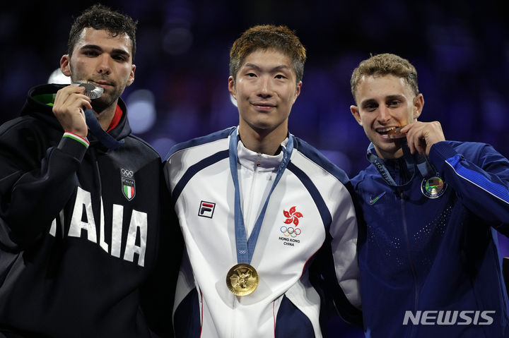 [파리=AP/뉴시스] 펜싱 남자 플뢰레 금메달리스트 청카롱(가운데)과 은메달을 딴 이탈리아의 필리포 마키(왼쪽), 동메달을 획득한 미국의 닉 잇킨(오른쪽)