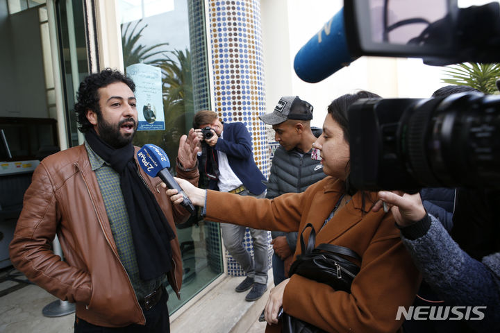 [라바트(모로코)=AP/뉴시스] 7월 29일 모로코 국왕의 사면으로 석방된 3명의 기자중 오마르 라디 기자가 2020년 투옥 전에 기자 회견을 하는 모습. 2024. 07. 30.&nbsp; 