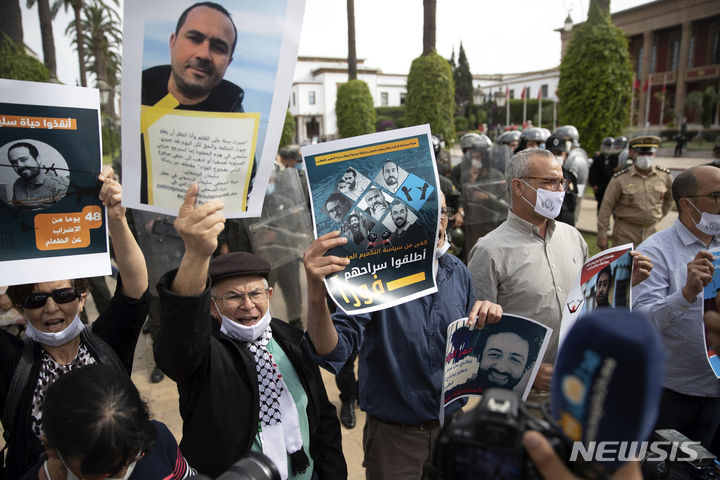 [라바트( 모로코)=AP/뉴시스] 모로코에서2021년 5월 25일&nbsp; 강간, 스파이 혐의등 누명을 쓰고 수감된 오마르 라디 등 3명의 기자들의 석방을 요구하며 거리에 나선 시위대.&nbsp; 모로코의 무함마드 6세 국왕은 즉위 25주년 기념일 사면 대상에 이들을 포함해 석방했다고 모로코 법무부가 29일 발표했다.&nbsp; 2024. 07.30.&nbsp; 