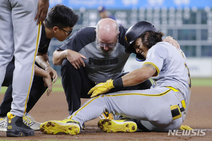 [휴스턴=AP/뉴시스] 피츠버그 파이리츠 배지환이 지난 29일(현지시각) 미 텍사스주 휴스턴의 미닛메이드파크에서 열린 2024 메이저리그(MLB) 휴스턴 애스트로스와 경기에서 6회초 무릎 부상으로 고통스러워하고 있다. 2024.07.30. 