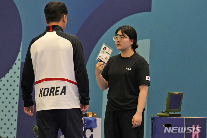 [샤토루=AP/뉴시스] 한국 사격 대표팀 이원호(KB국민은행)와 오예진(IBK기업은행)이 30일(한국시각) 프랑스 샤토루 슈팅 센터에서 열린 2024 파리 올림픽 공기권총 10m 혼성 경기에서 최종 4위를 기록했다. 2024.07.30.