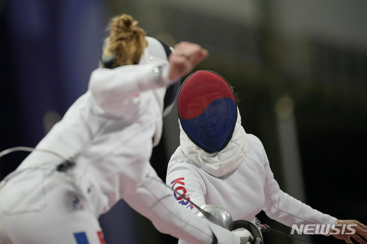 [파리=AP/뉴시스] 한국 에페 이혜인이 30일(현지시각) 프랑스 파리의 그랑 팔레에서 열린 '2024 파리올림픽' 여자 에페 단체전 프랑스와의 경기에서 오리안 말로와 경기하고 있다. 2024.07.30.