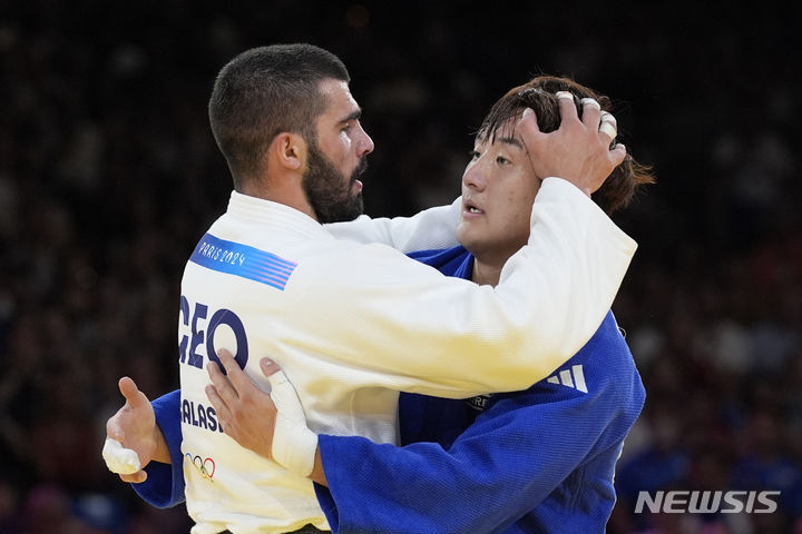 [파리=AP/뉴시스] 유도 이준환이 30일(현지시각) 2024 파리올림픽 유도 남자 81㎏급 동메달을 획득했다. 사진은 같은 날 프랑스 파리 샹드마르스 경기장에서 열린 타토 그리갈라쉬빌리(조지아)와의 준결승전. 2024.07.30.