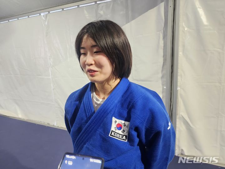 [파리=뉴시스] 김희준 기자 = 허미미가 30일(한국시각) 프랑스 파리 샹드마르스 경기장에서 열린 2024 파리 올림픽 유도 여자 57㎏급에서 은메달을 딴 뒤 인터뷰를 하고 있다. 2024.07.30jinxijun@newsis.com 