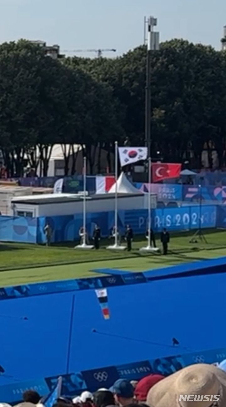 [파리=뉴시스] 김진엽 기자= 29일(현지시각) 한국 남자 대표팀이 3연패를 달성한 '2024 파리 올림픽' 남자 양궁 단체전 시상식에서 2위를 차지한 프랑스 국기가 3위 튀르키예보다 낮게 게양됐다. wlsduq123@newsis.com 2024.07.29.