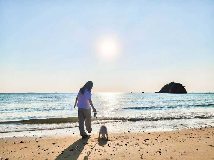 [태안=뉴시스] 지난해 한 반려인이 반려동물과 함께 태안 꽃지해수욕장에서 추억을 만들고 있다. (사진=태안군 제공) 2024.07.30. *재판매 및 DB 금지