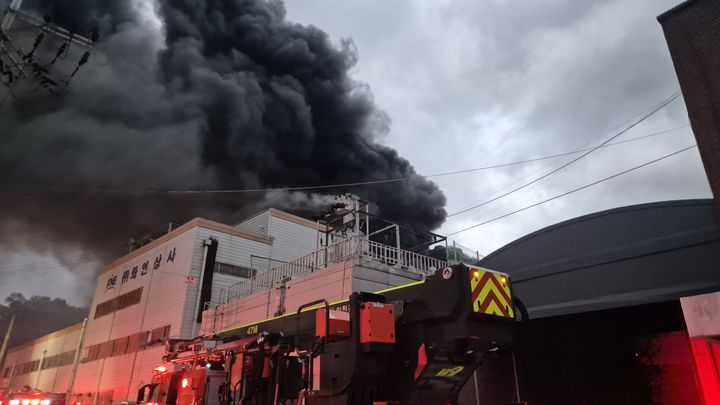 [인천=뉴시스] 30일 오전 4시59분께 인천의 한 도금공장에서 발생한 화재가 6시간여만에 진화됐다. (사진=인천소방본부 제공) 2024.07.30. photo@newsis.com *재판매 및 DB 금지