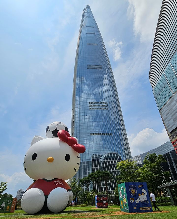 [서울=뉴시스] 폭염과 장마가 이어지는 가운데, 롯데월드타워·몰이 늘어난 '몰캉스(쇼핑몰과 바캉스의 합성어)'족을 위한 팝업 스토어부터 이색 즐길 거리 등이 가득하다고 30일 밝혔다. (사진=롯데물산 제공) *재판매 및 DB 금지