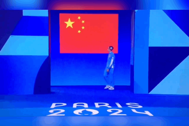 [서울=뉴시스] 29일(현지시각) 아르헨티나의 수영 선수 마카레나 세바요스는 이날 여성 평영 100ｍ 8강 경기에 참여하기 위해 입장했다. 이때 세바요스 선수 뒤 화면에는 아르헨티나 국기가 아닌 중국 국기가 띄워졌다. (사진=X 갈무리) *재판매 및 DB 금지