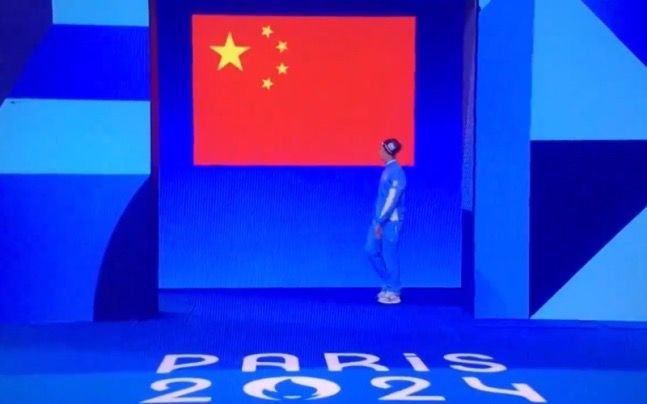 [서울=뉴시스] 29일(현지시각) 아르헨티나의 수영 선수 마카레나 세바요스는 이날 여성 평영 100ｍ 8강 경기에 참여하기 위해 입장했다. 이때 세바요스 선수 뒤 화면에는 아르헨티나 국기가 아닌 중국 국기가 띄워졌다. (사진=X 갈무리) *재판매 및 DB 금지