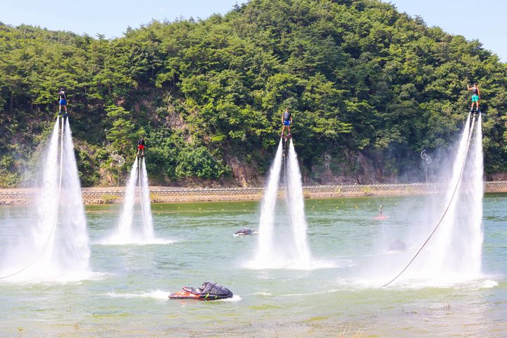 [단양=뉴시스] 단양강에서 즐기는 플라이보드. (사진=뉴시스 DB). photo@newsis.com *재판매 및 DB 금지