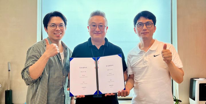 [서울=뉴시스] 투니모션이 공명파트너즈로부터 신규 투자를 유치했다. (왼쪽부터)공명파트너즈 김형서 이사, 투니모션 조규석 대표이사, 공명파트너즈 강성욱 이사. 2024.07.30. (사진=벤처기업협회 제공) *재판매 및 DB 금지