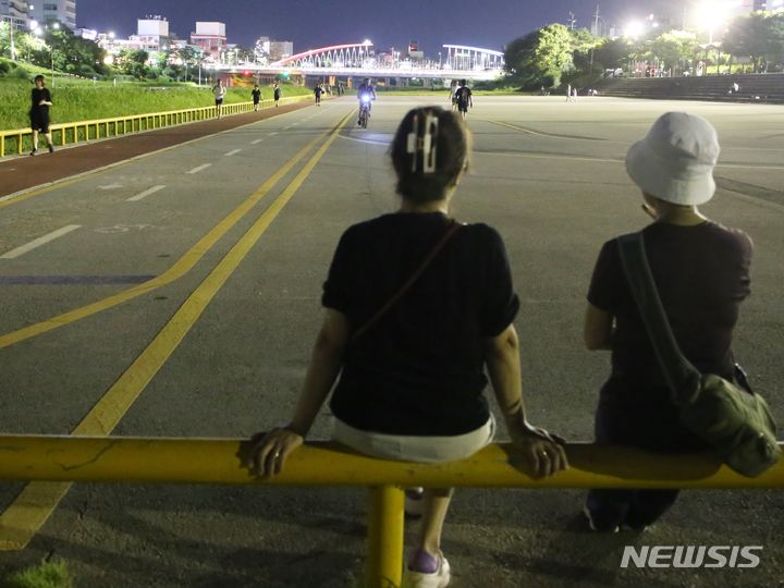 [청주=뉴시스] 서주영 기자 = 29일 오후 충북 청주시 무심천 산책로에서 시민들이 조깅을 하거나 자전거를 타며 더위를 이겨내고 있다. 2024.07.29. juyeong@newsis.com *재판매 및 DB 금지