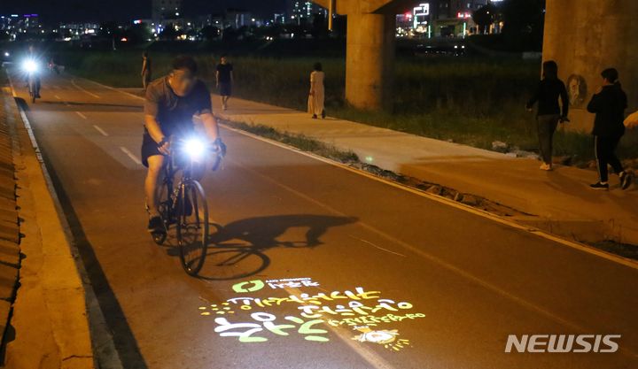 [청주=뉴시스] 서주영 기자 = 29일 오후 충북 청주시 무심천 산책로에서 시민들이 조깅을 하거나 자전거를 타며 더위를 이겨내고 있다. 2024.07.29. juyeong@newsis.com *재판매 및 DB 금지