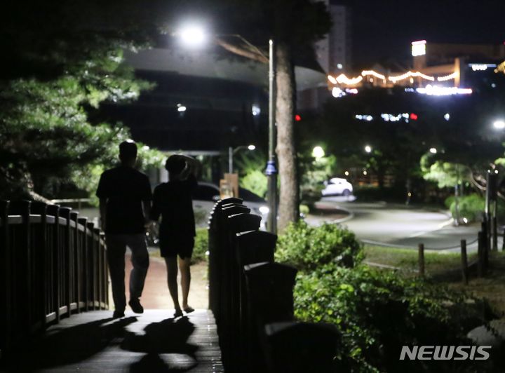 [청주=뉴시스] 서주영 기자 = 29일 오후 청주시 명암저수지에서 시민들이 산책을 하며 더위를 식히고 있다. 2024.07.29. juyeong@newsis.com *재판매 및 DB 금지