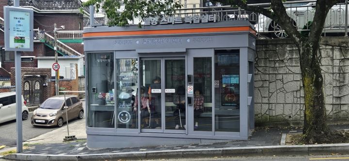 [밀양=뉴시스] 교동행정복지센터 앞에 설치된 스마트 복합쉼터에 승객과 어르신들이 무더위를 피하고 있다. (사진=밀양시 제공) 2024.07.30. photo@newsis.com *재판매 및 DB 금지