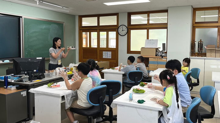 [계룡=뉴시스]계룡시가 학생을 대상으로 건강한 돌봄놀이터를 운영하고 있다. 2024. 07. 30 *재판매 및 DB 금지