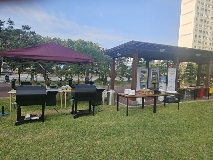 [서산=뉴시스] 김덕진 기자=서산베니키아호텔 현관 앞 잔디광장에 설치된 불법 야외 조리 시설 모습. 2024.07.30. spark@newsis.com *재판매 및 DB 금지