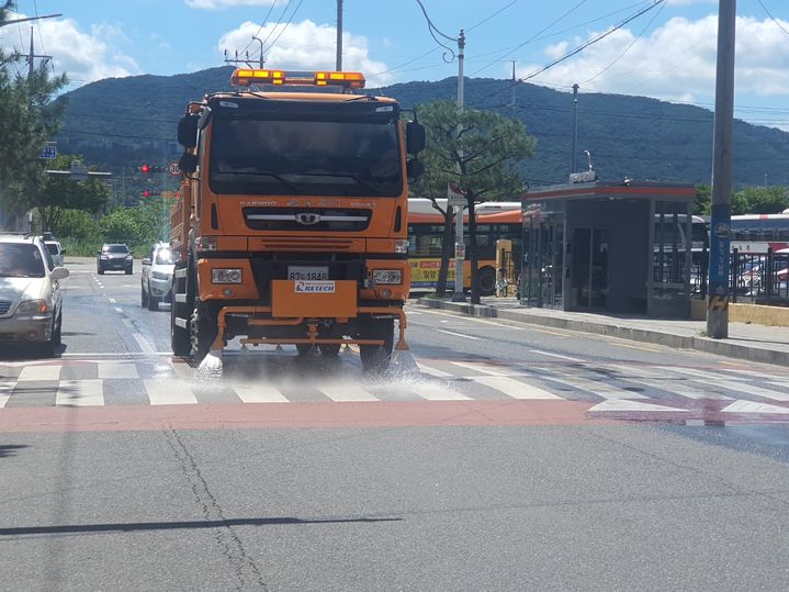 울산시, 연이은 폭염에 살수차 6대 추가…총 10대 운영