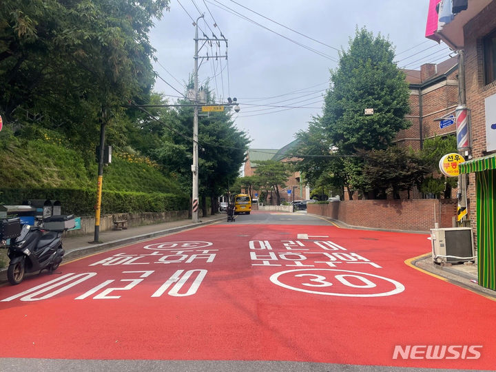 [서울=뉴시스]서울 강동구는 안전한 통학로 조성을 위해 어린이보호구역의 횡단보도, 안전표시, 노면표시 등 교통안전시설을 정비했다고 30일 밝혔다. (사진=강동구 제공). 2024.07.30. photo@newsis.com 