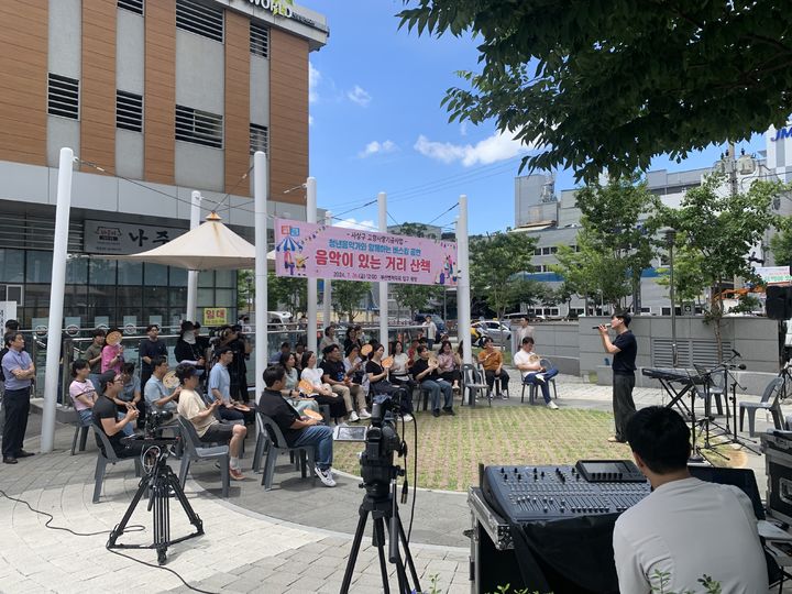 [부산=뉴시스] 부산 사상구는 부산벤처타워 광장에서 '청년예술가와 함께하는 음악이 있는 거리 산책' 두 번째 버스킹 공연을 개최했다. (사진=사상구 제공) 2024.07.30. photo@newsis.com *재판매 및 DB 금지