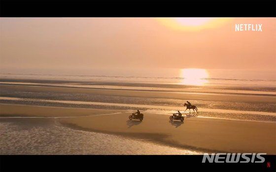 넷플릭스 로드트립 버라이어티 쇼 '먹보와 털보'에서 명장면 BEST 1으로 꼽힌 고창편 '말과 함께 고창 명사십리 일몰 라이딩' 장면. ㈜LIG시스템, P＆K INC, ㈜영풍제약, 서울경제TV는 이곳에 3000억원을 투자, 고창군과 함께 대규모 해양관광지를 조성할 계획이다. (사진 = 고창군 제공) *재판매 및 DB 금지