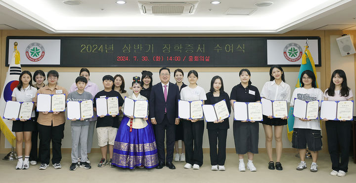 [대전=뉴시스]대전청년내일재단이 올 상반기 인재육성장학금을 지급했다. 2024. 07 30  *재판매 및 DB 금지