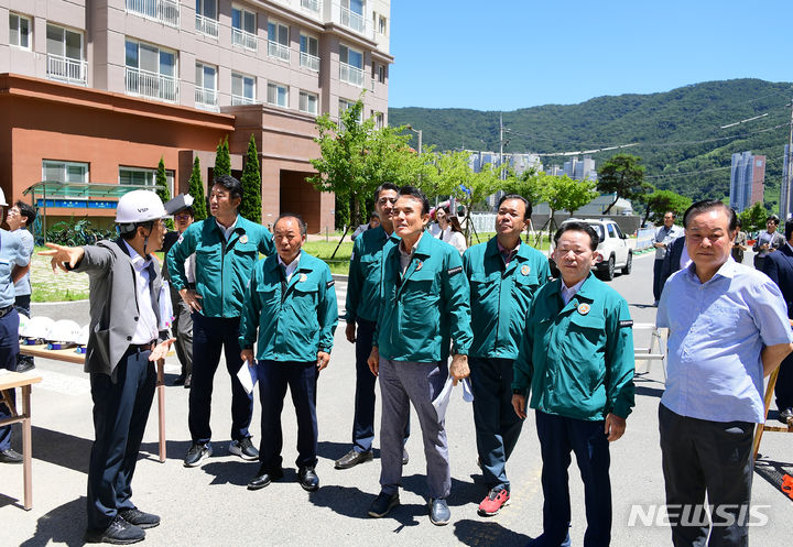 [창원=뉴시스]경남도의회 건설소방위원회가 30일 현지의정 활동 일환으로 공사가 중단된 창원 현동 '남양휴튼' 공공주택 공사 현장을 찾아 관계자로부터 현황 설명을 듣고 있다.(사진=경남도의호 제공)2024.07.30.  photo@newsis.com