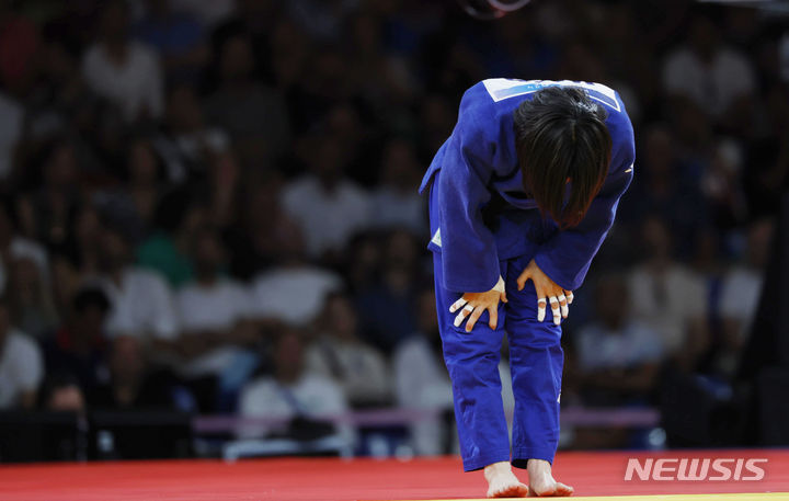 [파리=뉴시스] 최동준 기자 = 허미미가 29일(현지시각) 프랑스 파리 아레나 샹 드 마르스에서 열린 2024 파리 올림픽 유도 여자 57kg급 결승 캐나다 크리스타 데구치와의 경기에서 반칙패로 패배한 뒤 아쉬워하고 있다. 2024.07.30. photocdj@newsis.com