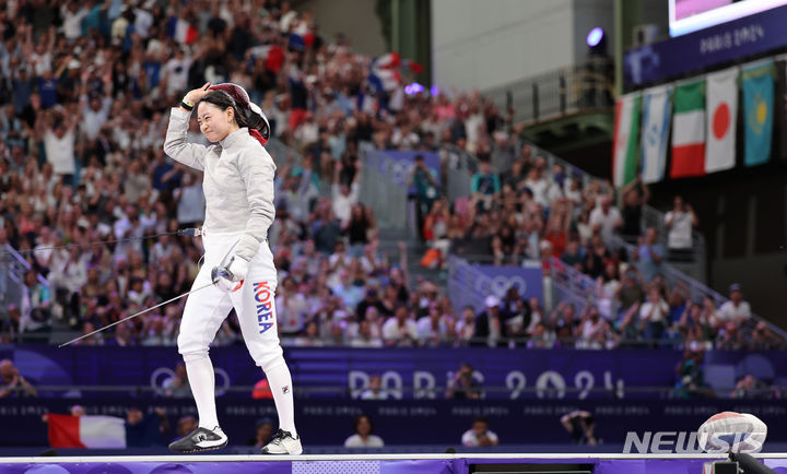 [파리=뉴시스] 김진아 기자 = 최세빈이 29일(현지시각) 프랑스 파리 그랑 팔레에서 열린 파리 올림픽 펜싱 여자 사브르 개인 준결승 프랑스 마농 아피티와의 경기에서 패배한 뒤 아쉬워하고 있다. 2024.07.30. bluesoda@newsis.com