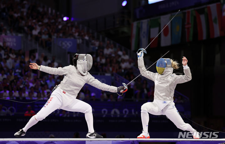 [파리=뉴시스] 김진아 기자 = 최세빈이 29일(현지시각) 프랑스 파리 그랑 팔레에서 열린 파리 올림픽 펜싱 여자 사브르 개인 동메달 결정전 우크라이나 올하 하를란과의 경기에서 공격을 시도하고 있다. 2024.07.30. bluesoda@newsis.com