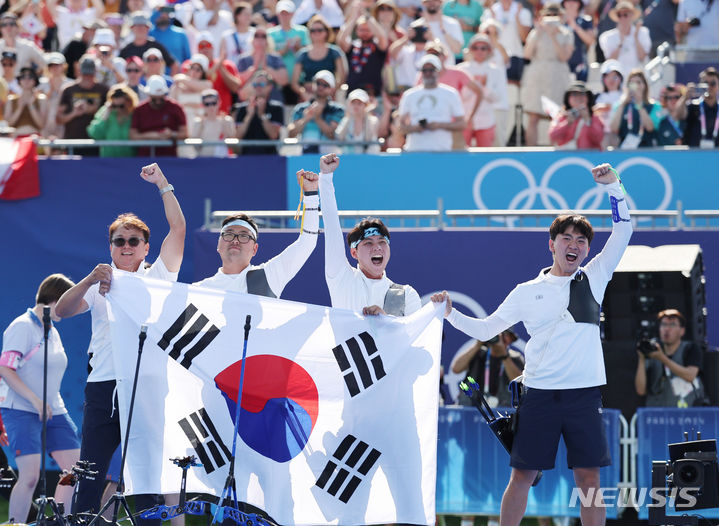 [파리=뉴시스] 김진아 기자 = 김우진, 김제덕, 이우석이 지난달 29일(현지시각) 프랑스 파리 레쟁발리드에서 열린 파리 올림픽 양궁 남자 단체전 결승 프랑스와의 경기에서 승리하며 금메달을 확정한 뒤 환호하고 있다. 2024.07.30. bluesoda@newsis.com