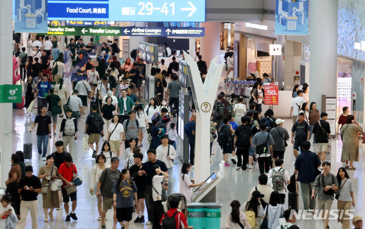 [인천공항=뉴시스] 추상철 기자 = 여름 휴가철이 이어진 30일 오전 인천국제공항 1터미널 면세구역이 여행객으로 붐비고 있다. 2024.07.30. scchoo@newsis.com